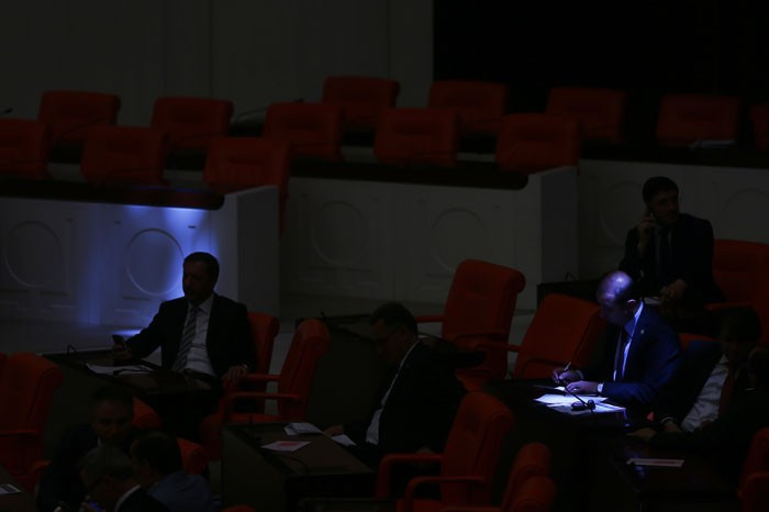 TBMM'de ilginç görüntü! O vekil karanlıkta... - Resim: 4