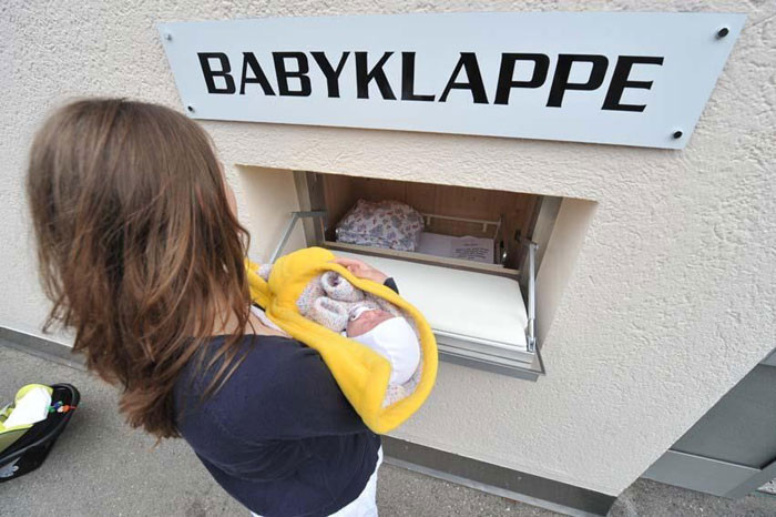 Cami avlusu ya da çöpe değil, 'bebek kutusu'na bırakıyorlar! - Resim: 2