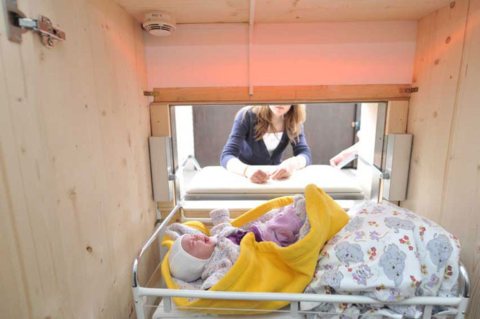 Cami avlusu ya da çöpe değil, 'bebek kutusu'na bırakıyorlar! - Resim: 3