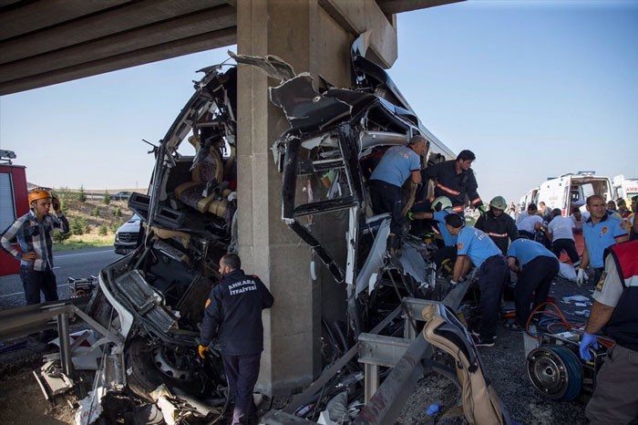 Ankara'da otobüs köprüye sıkıştı çok sayıda ölü var! - Resim: 2