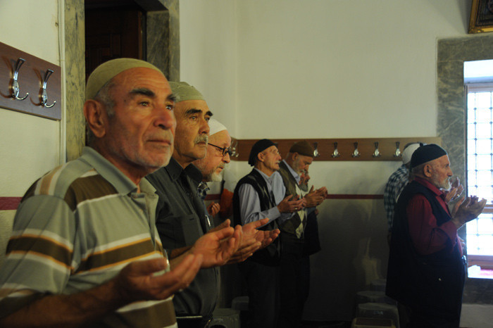 Vatandaşlar üç gündür camiye koşup dua ediyor - Resim: 4