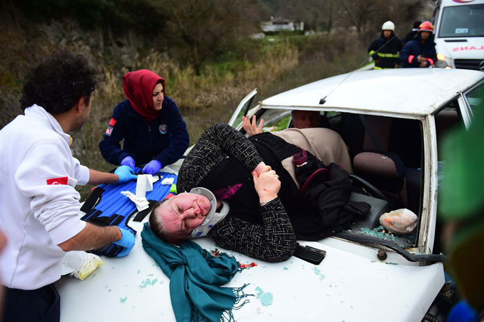 Bursa'da feci kaza! Ön camdan fırladı - Resim: 1