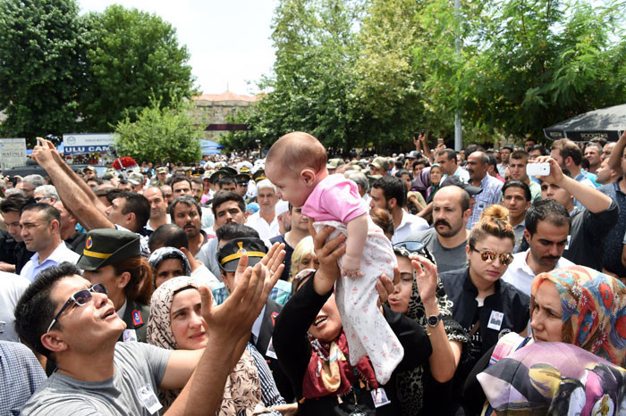 Şehit babasını böyle uğurladı! Yürek yakan görüntüler - Resim: 4
