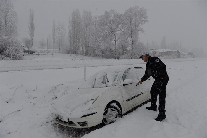 Yarım metre kar hayatı durdurdu yollar kapandı okullar tatil işte son durum - Resim: 3