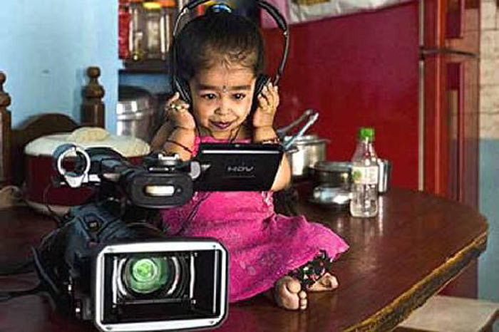 Bu genç kızın boyu su şişesi kadar - Resim: 2