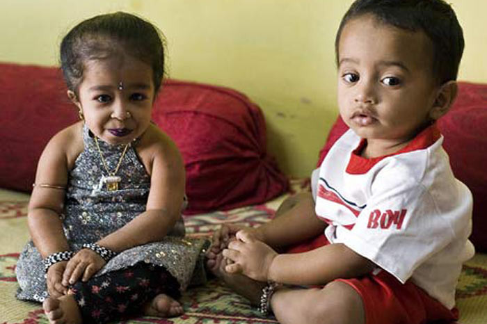 Bu genç kızın boyu su şişesi kadar - Resim: 4