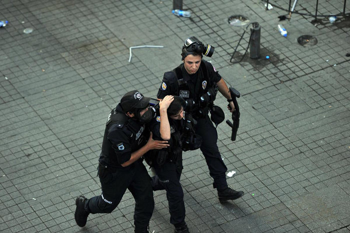 Taksim'de gazlı TOMA'lı müdahale - Resim: 3