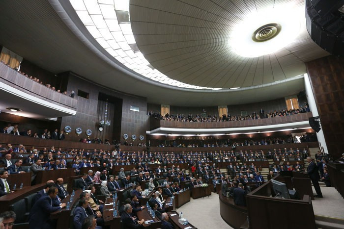 Ak Parti grubunda ünlü isimle selfie yarışı! - Resim: 1