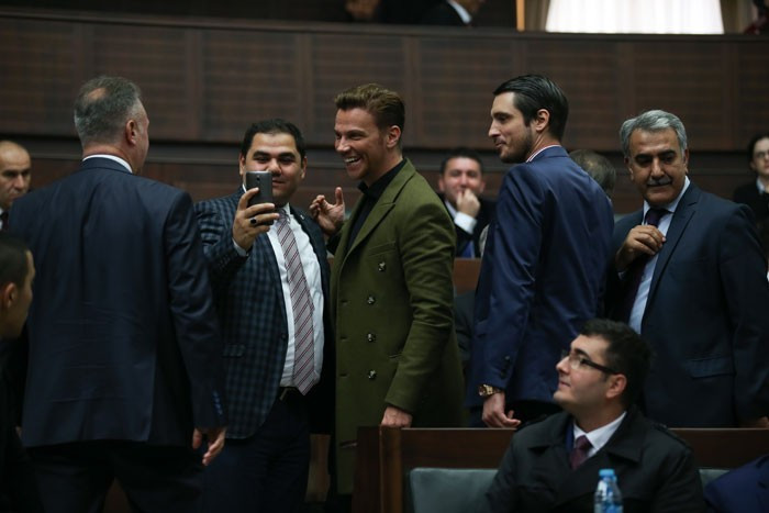 Ak Parti grubunda ünlü isimle selfie yarışı! - Resim: 3