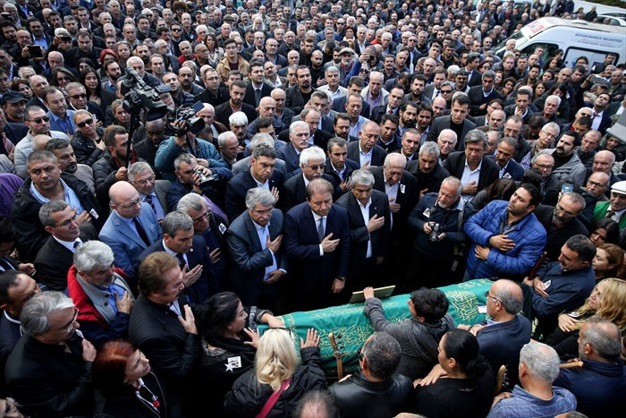 Arif Sağ'ın eşi deyişlerle son yolculuğuna uğurlandı! - Resim: 1