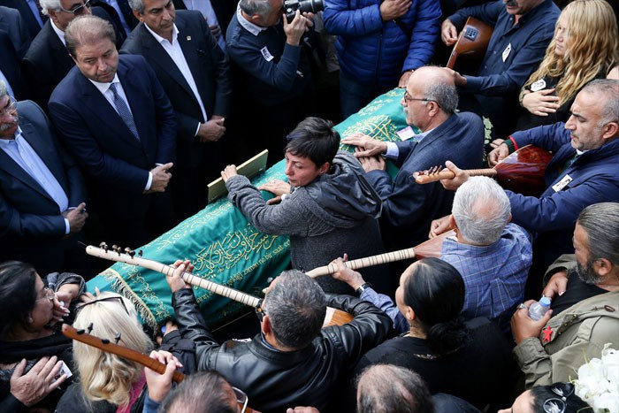 Arif Sağ'ın eşi deyişlerle son yolculuğuna uğurlandı! - Resim: 2