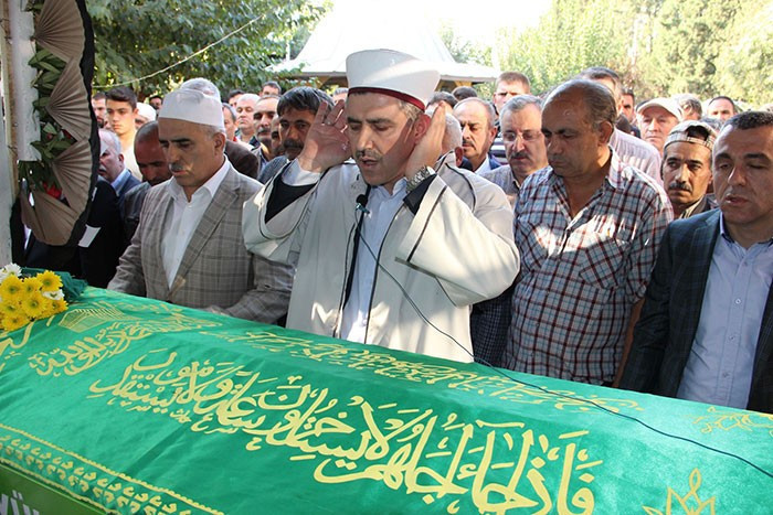 Minik Irmak gözyaşlarıyla uğurlandı!  - Resim: 3