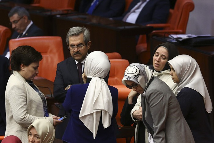 Adana'daki facia haberini alan milletvekilleri telefona sarıldı - Resim: 4