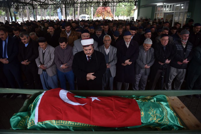 Kardeşinin cenazesinin başından ayrılmadı! - Resim: 2