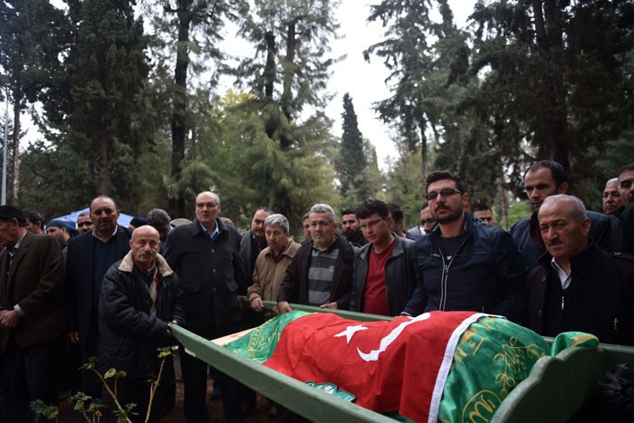 Kardeşinin cenazesinin başından ayrılmadı! - Resim: 3