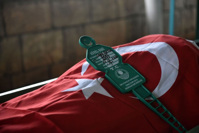 Kardeşinin cenazesinin başından ayrılmadı! - Resim: 4