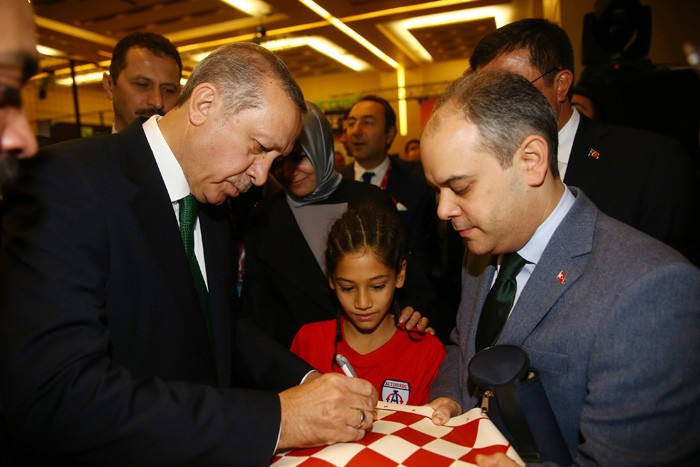 Erdoğan önce masa tenisi ardından futbol oynadı - Resim: 1