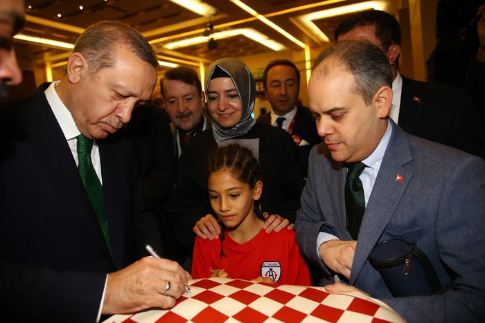 Erdoğan önce masa tenisi ardından futbol oynadı - Resim: 2