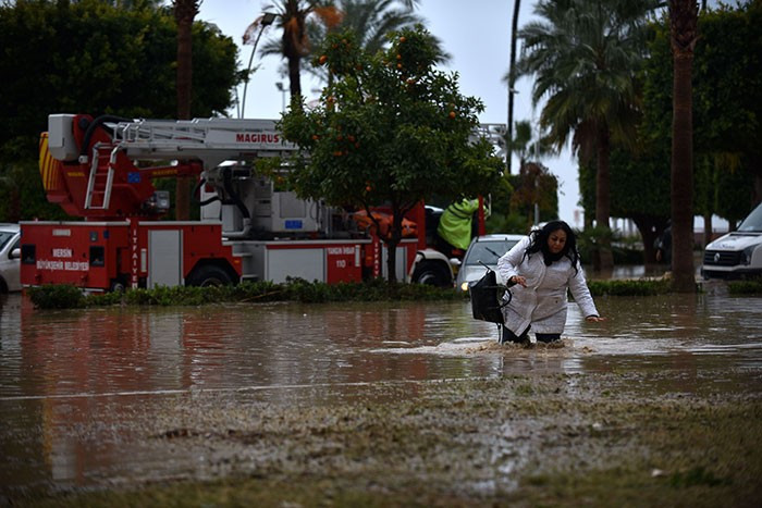 Mersin'de büyük çile! Yolun karşısına geçmeye çalışırken... - Resim: 1