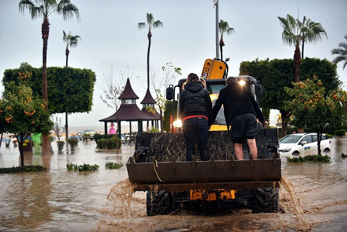 Mersin'de büyük çile! Yolun karşısına geçmeye çalışırken... - Resim: 4