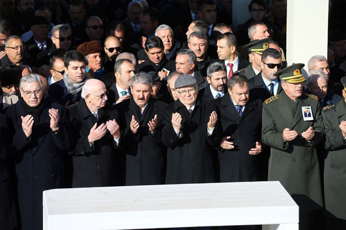 İsmet Sezgin uğurlandı! Kızları arkasından bakakaldı - Resim: 2