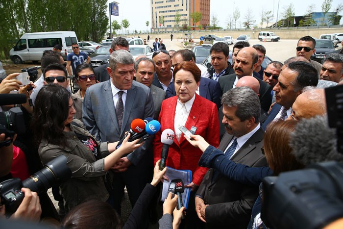 Meral Akşener TOMA'ların önünde - Resim: 2
