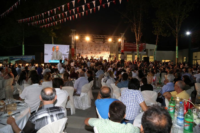 Küçük kız öyle bir hareket yaptı ki...Bahçeli şaşırdı kaldı! - Resim: 2