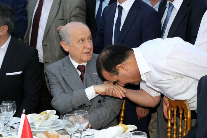 Küçük kız öyle bir hareket yaptı ki...Bahçeli şaşırdı kaldı! - Resim: 3