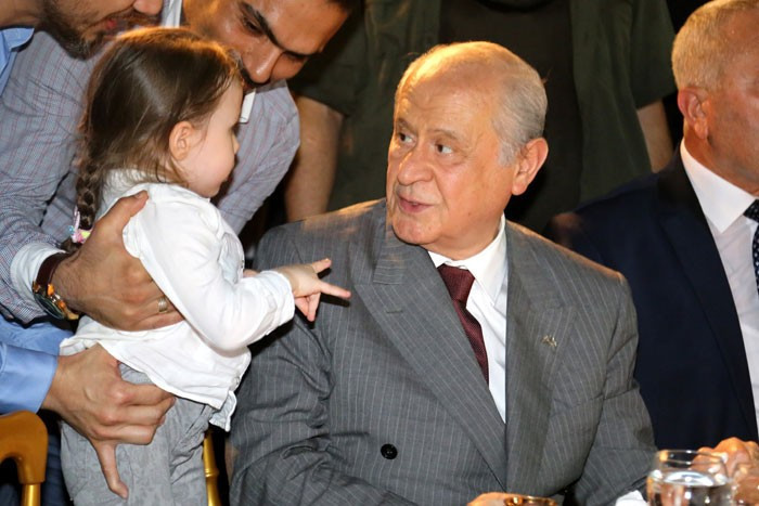 Küçük kız öyle bir hareket yaptı ki...Bahçeli şaşırdı kaldı! - Resim: 4