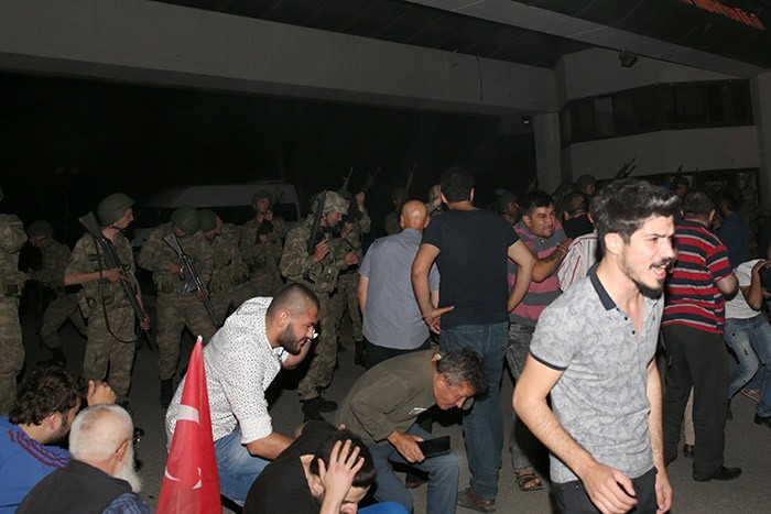 Kahraman halk darbeci askere dersini böyle verdi! - Resim: 1