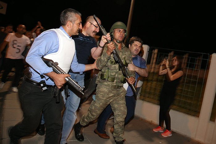 Kahraman halk darbeci askere dersini böyle verdi! - Resim: 4