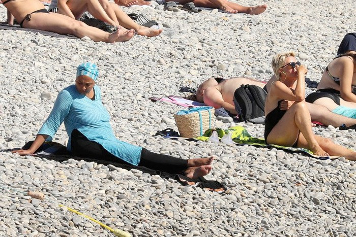 Fransız polisi plajda uzanan kadını herkesin gözü önünde - Resim: 3