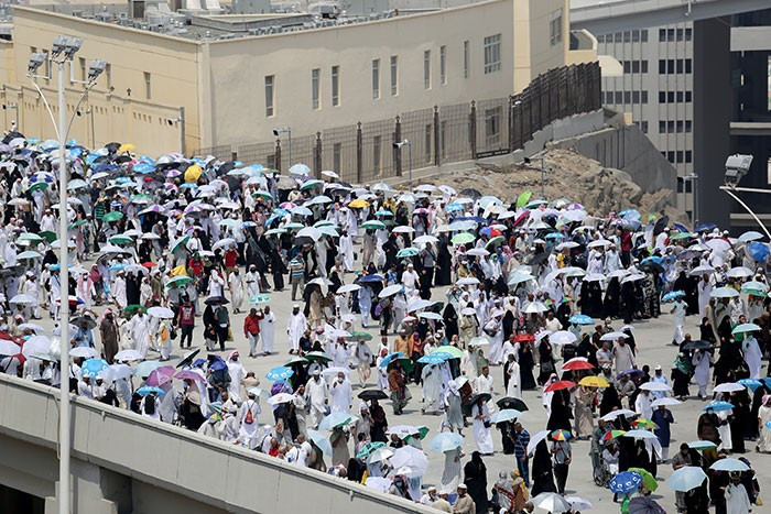 Hacılar şeytan taşlama alanına akın etti! - Resim: 1