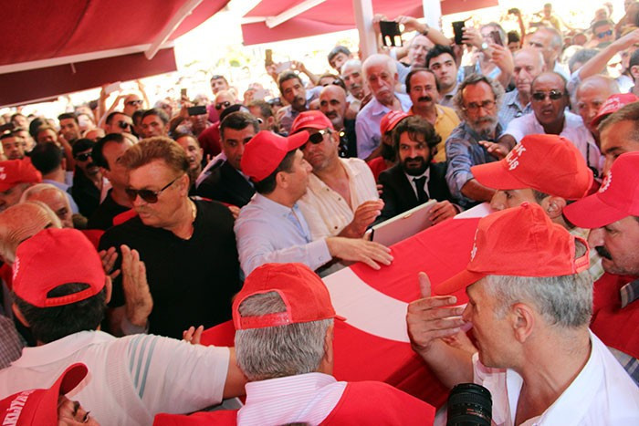 Emel Sayın Tarık Akan'ın tabutunun başında ağladı! - Resim: 1