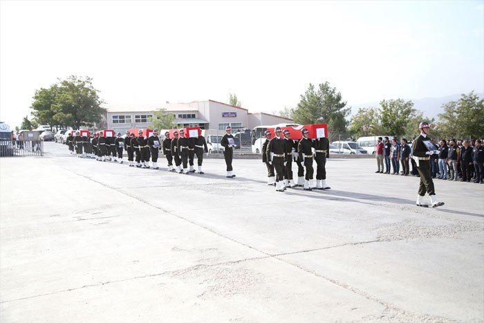 Şırnak şehitleri uğurlandı! Yürek yakan kareler - Resim: 1