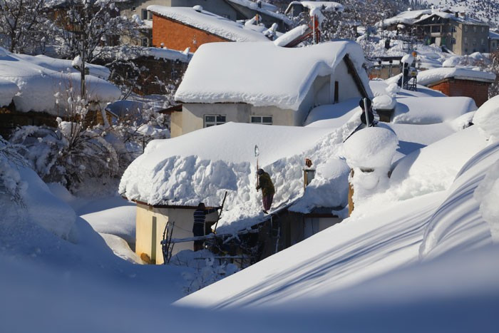 Bu ilçede kar kalınlığı 3,5 metreyi aştı! - Resim: 2