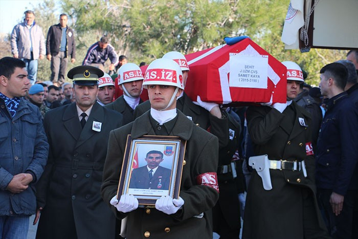 Yürek dağlayan görüntü! Şehidin eşi ve kardeşi camiye kadar böyle gitti - Resim: 1