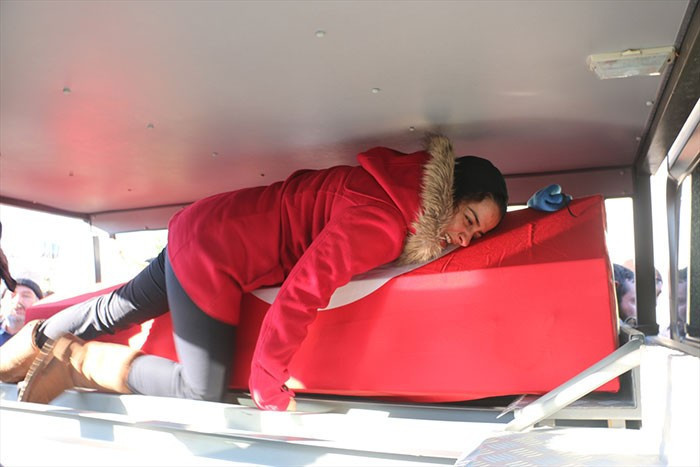 Yürek dağlayan görüntü! Şehidin eşi ve kardeşi camiye kadar böyle gitti - Resim: 3