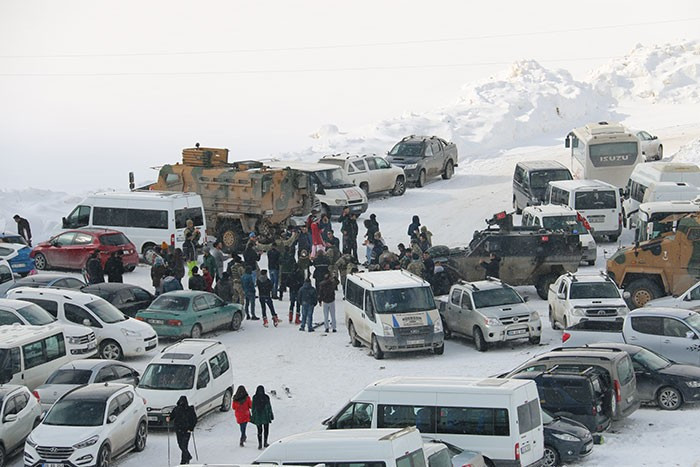 Günün en güzel haberi Hakkari'den! Asker ve vatandaş halay çekti - Resim: 1
