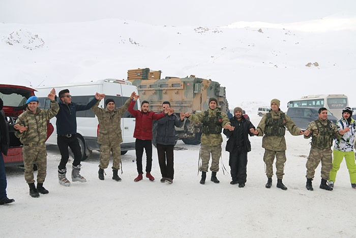 Günün en güzel haberi Hakkari'den! Asker ve vatandaş halay çekti - Resim: 4