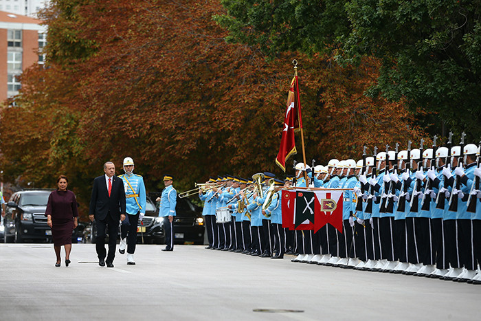 TBMM’ye gelen vekiller böyle karşılandı! Dikkat çeken detay - Resim: 3