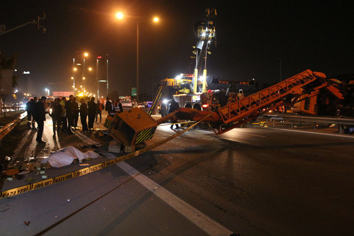 TEM otoyolunda vinç devrildi! Ölü ve yaralılar var! - Resim: 1