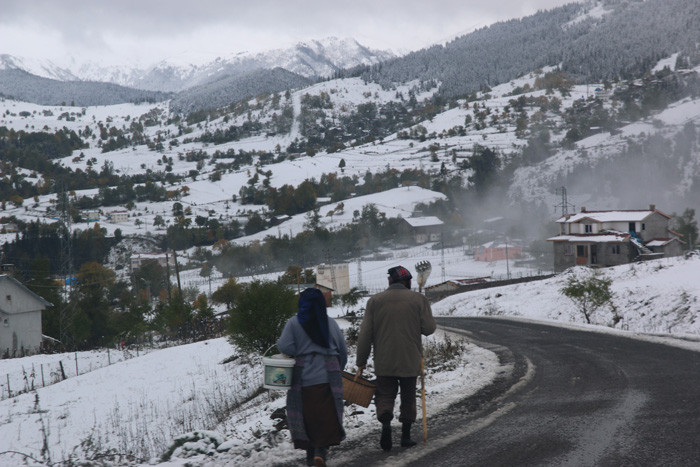 Artvin'de iki mevsim bir arada yaşanıyor işte kartpostallık görüntüler! - Resim: 1