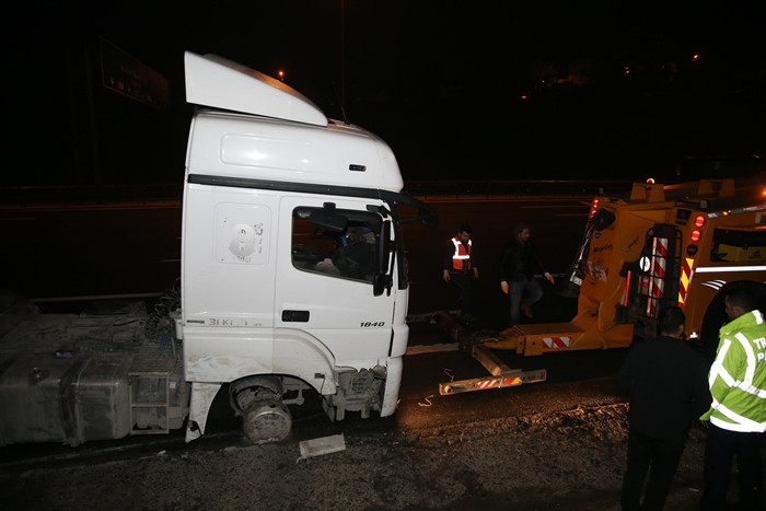 TEM'de ters şeritte ilerleyen TIR dehşeti görüntülendi - Resim: 3