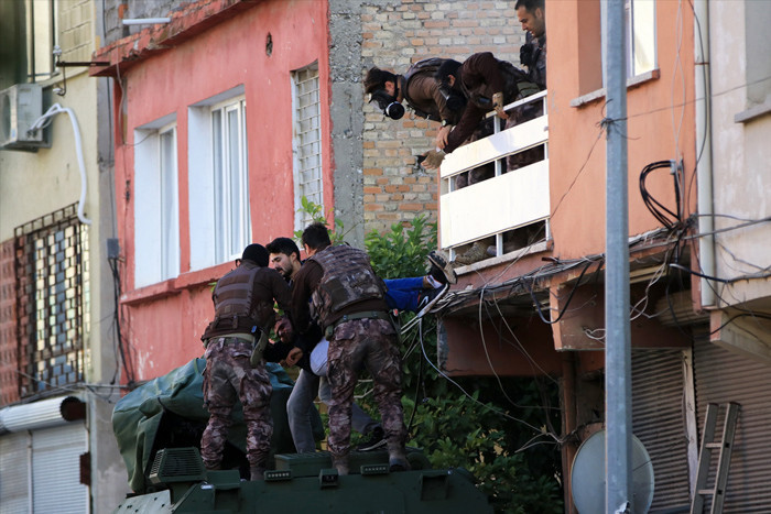 Adana'da rehine operasyonu! 1 polis yaralı - Resim: 2