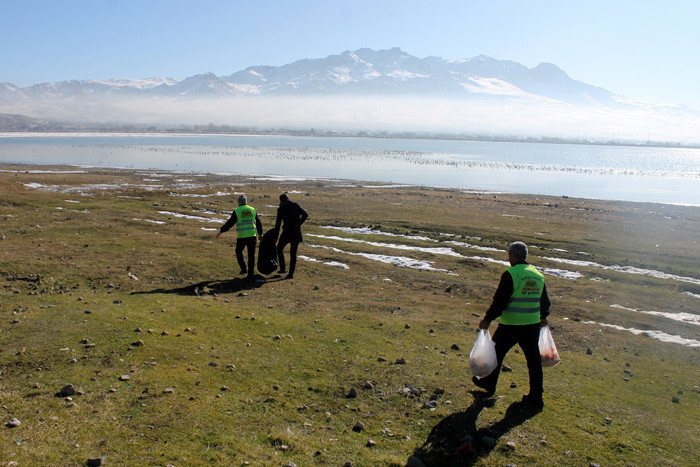 Van'da donan Sıhke Gölü'ne hayvanlar için yem bırakıldı - Resim: 4