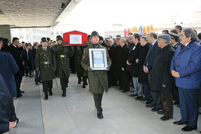 Başbakan şehit canazesinde gözyaşlarını tutamadı! - Resim: 1