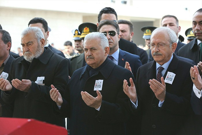 Başbakan şehit canazesinde gözyaşlarını tutamadı! - Resim: 2