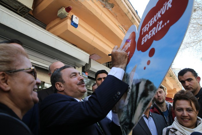 Veysel Eroğlu konuşurken bir anda ortaya çıkan kadın bağırarak... - Resim: 2