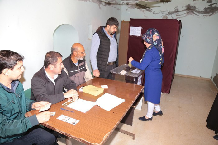 Oylarını okulda değil camide kullandılar nedeni ise... - Resim: 1